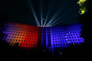 parlament tricolor ue iluminat