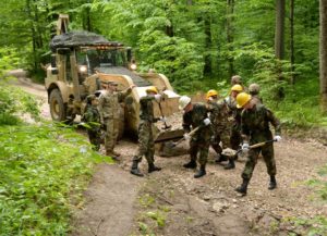 militarii americani repara drum