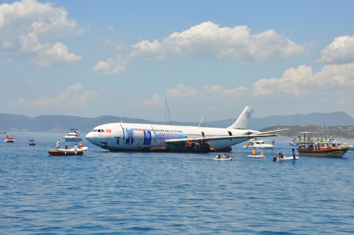 Авиарейсы в турцию. Кушадасы затопленный самолет. Самолеты Airbus Турция. Анталия самолет. Турция море самолет.