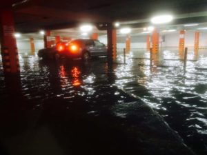 parcarea aeroport inundatii