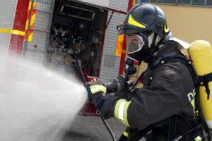 pompieri Incendiu într-un hotel din capitală. Două persoane, transportate la spital
