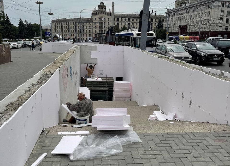 Ce zic experții în construcții despre (in)utilitatea polistirenului folosit la reabilitarea trecerilor subterane din Chișinău
