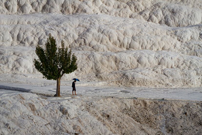 Omul și natura, o scenă în Pamukkale, Turcia. Hernan Jaramillo, Columbia, Lista scurtă, Premiile naționale din America Latină, Premiile Sony World Photography 2023