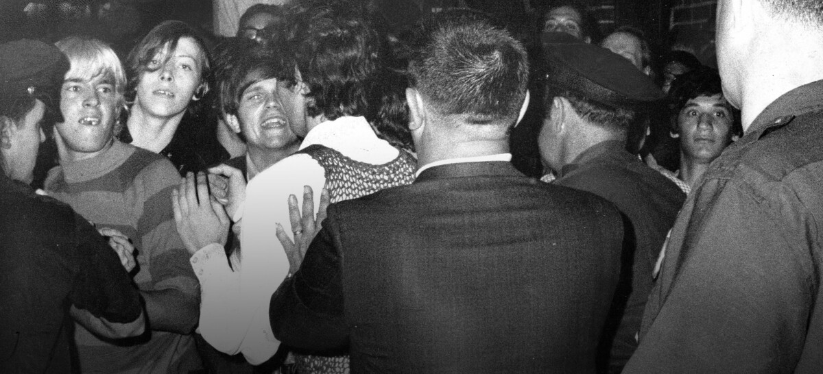 Tineri homosexuali care se ceartă cu poliția în timpul revoltei Stonewall, 28 iunie 1969/ Joseph Ambrosini