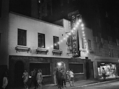 Stonewall Inn, pe Christopher Street, 1966/ Larry C. Morris