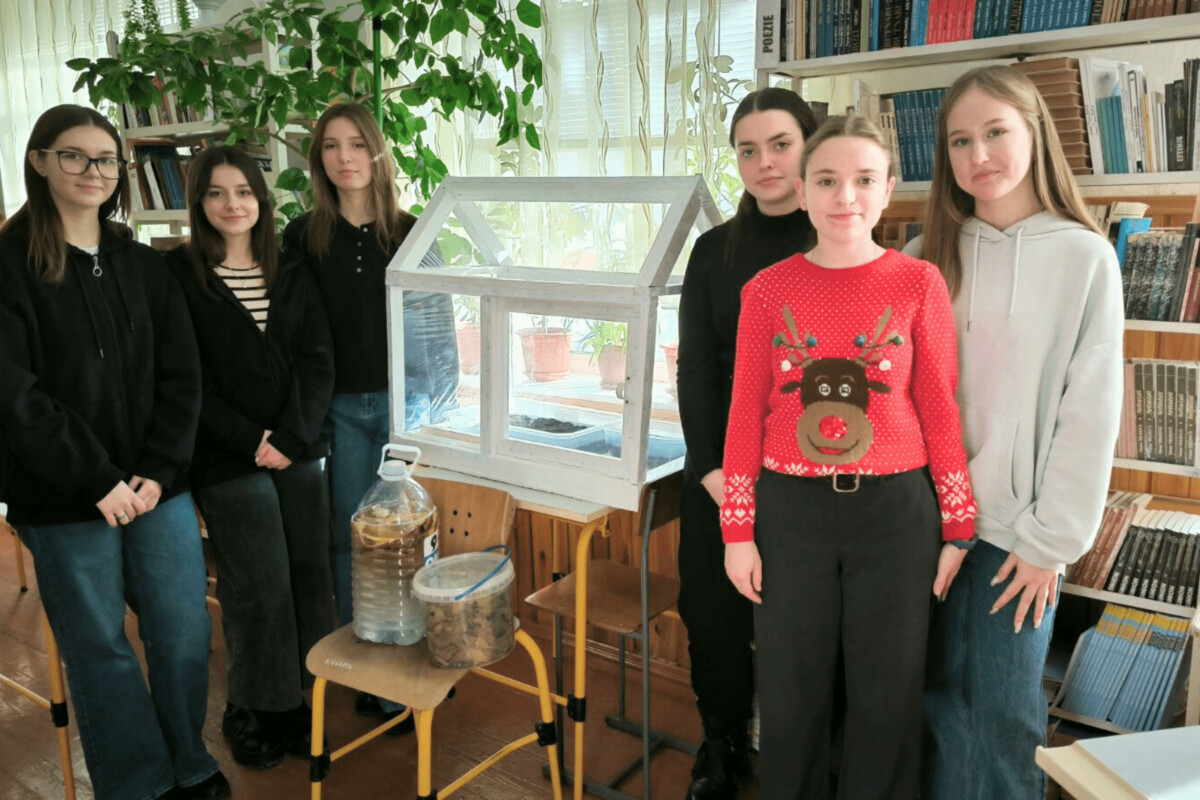 Seră pentru creșterea plantelor, prototip realizat de elevii clasei a XI-a, Liceul Teoretic „Mihai Eminescu”, Bălți