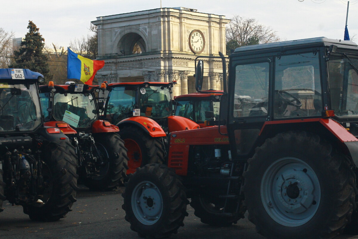 În noiembrie 2023 agricultorii și-au adus tehnica agricolă din PMAN.Foto: Tatiana Beghiu
