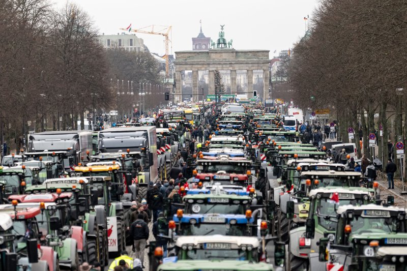  Fermierii la faimoasa poartă a Brandenburgului. Foto: gettyimages.com