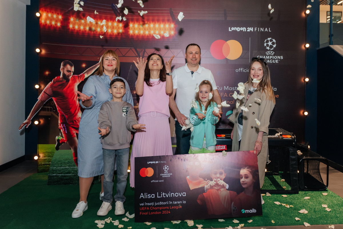 De mână cu un fotbalist de talie mondială. O fetiță din Moldova va păși pe terenul din Wembley în finala Ligii Campionilor UEFA
