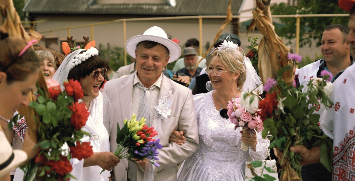 „Nunta moșnegilor”: cum părinții sărbătoresc căsătoria copiilor în satul Fârlădeni
