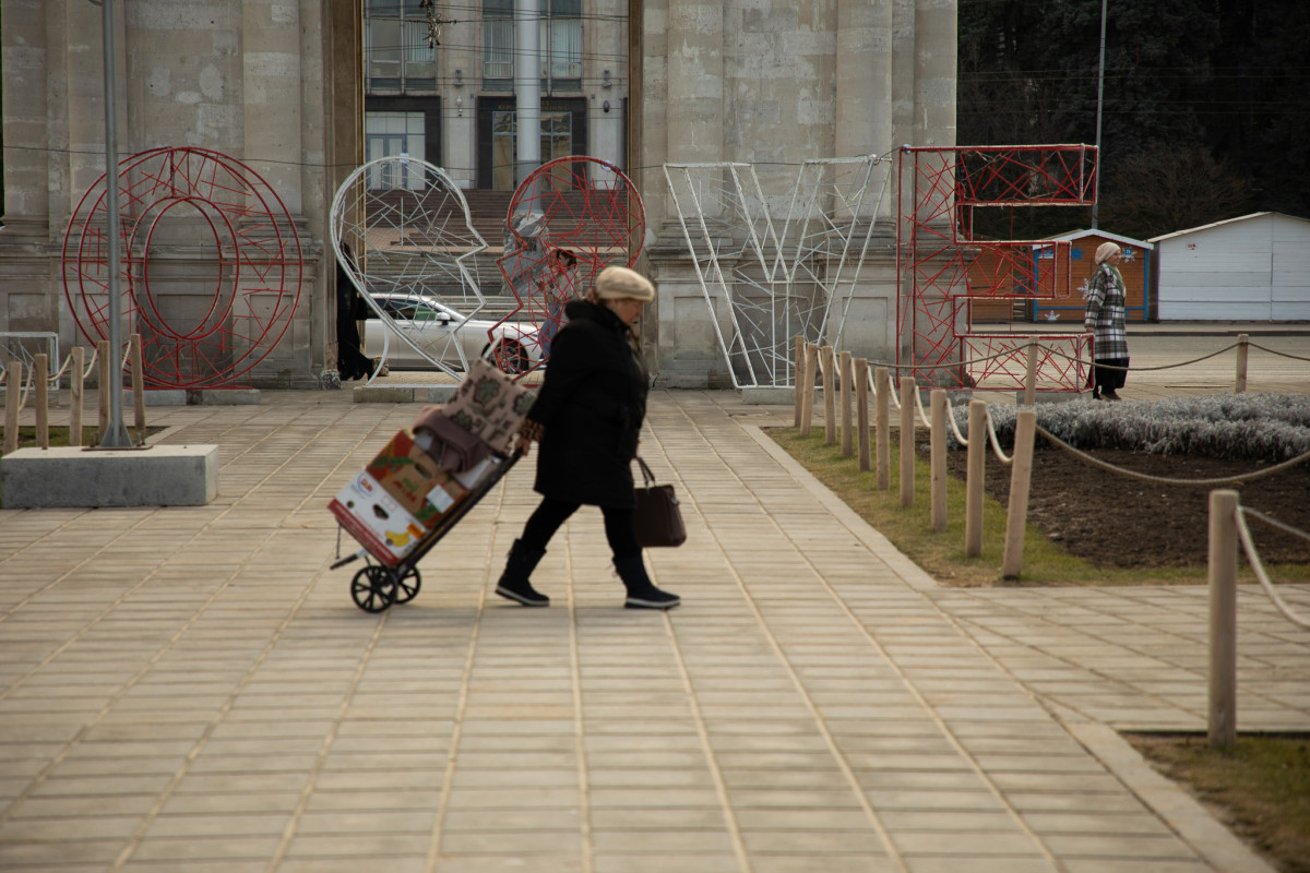 GALERIE FOTO: Imaginea femeii în Chișinău. Vitrine vs. realitate