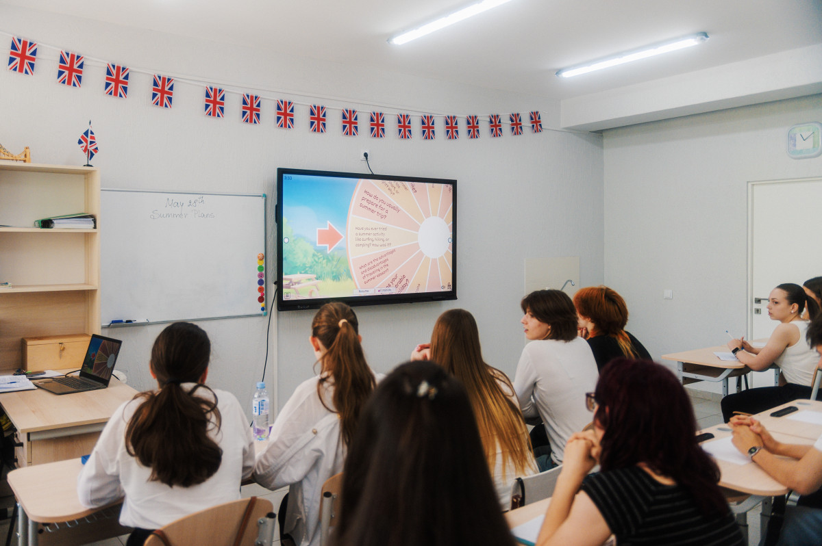 Profesorii din Republica Moldova trec la digital: „Elevii noștri merită o educație pentru viitor”