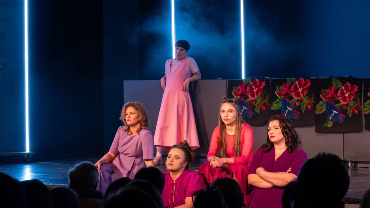 „Gura lumii” și ecourile violenței asupra femeilor, pe scena Teatrului „Luceafărul”